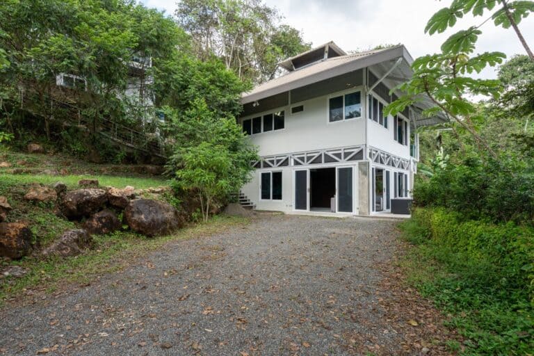 Villa Iguana: Eco Villa with Stone Bath and Valley Views in La Ecovilla